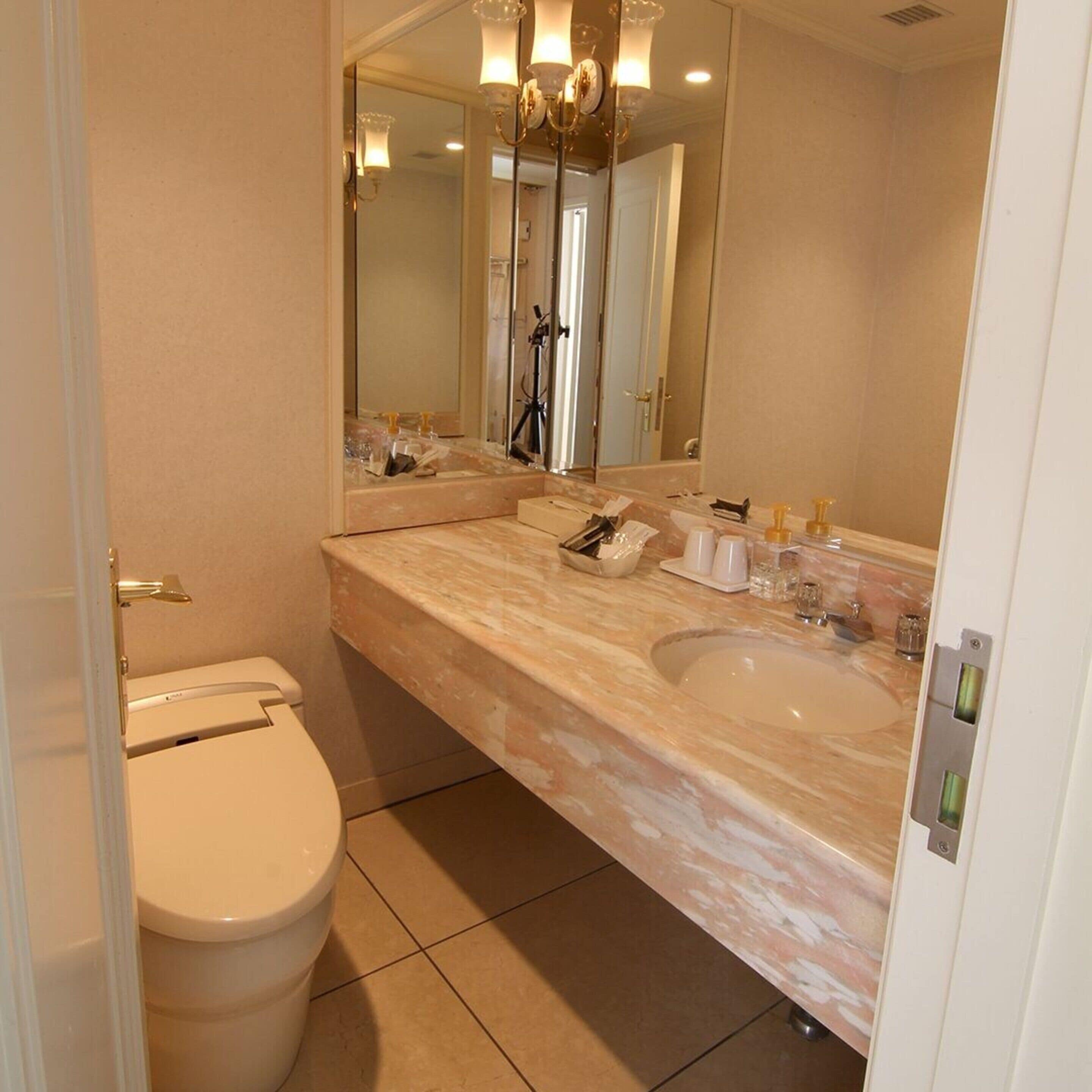 executive twin room, non smoking | bathroom | combined shower/bathtub, deep-soaking bathtub, free toiletries