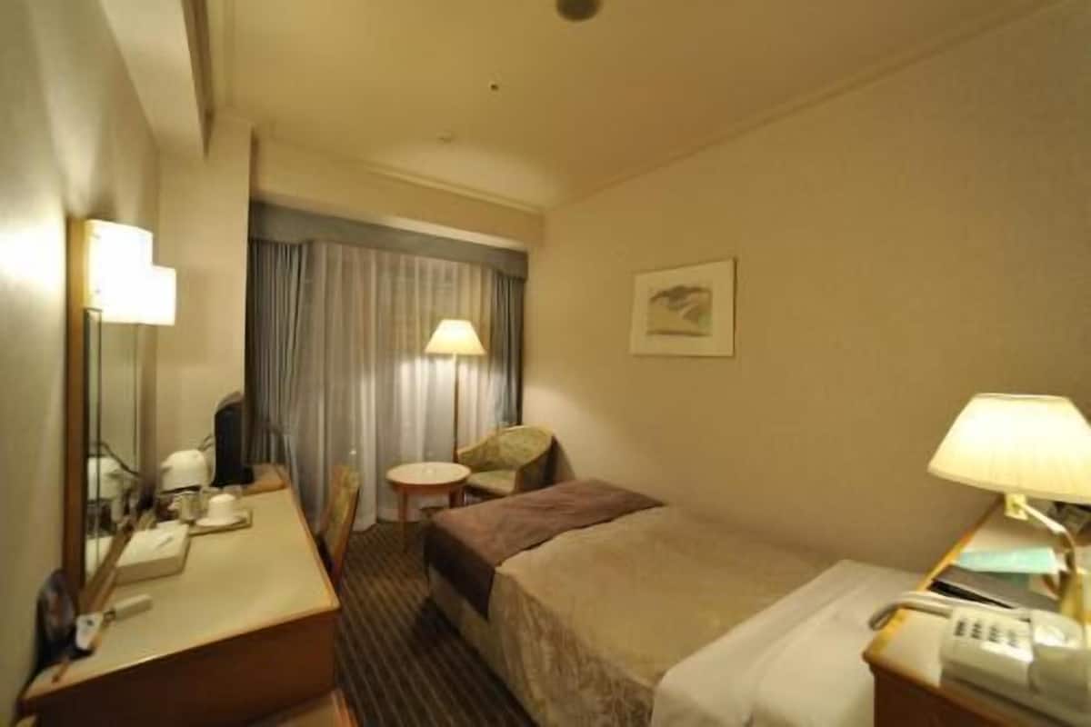 Premium bedding, in-room safe, desk, blackout curtains
