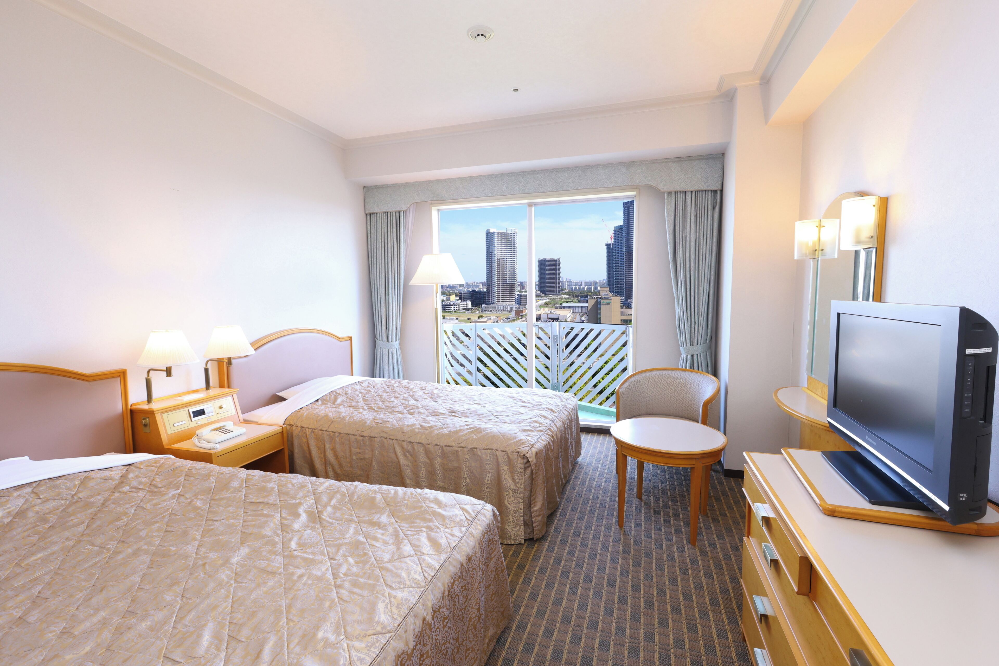 Chambre avec lits jumeaux, non-fumeur (Studio) | Literie de qualité, coffre-fort, bureau, rideaux d’obscurcissement