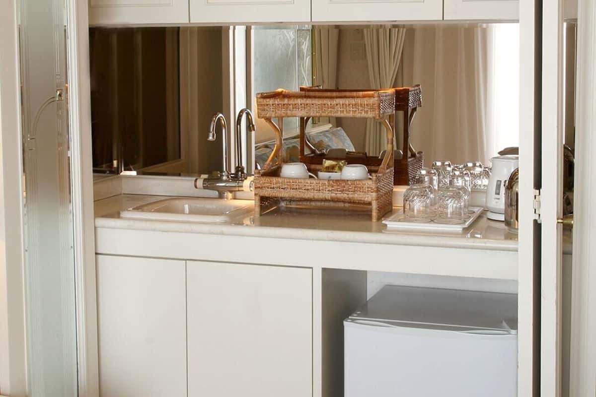 executive twin room, non smoking | living area | flat-screen tv