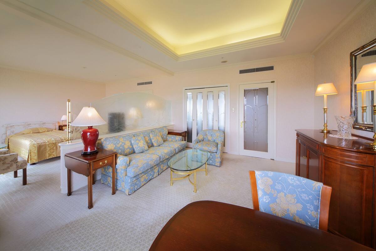 executive twin room, non smoking | premium bedding, in-room safe, desk, blackout curtains