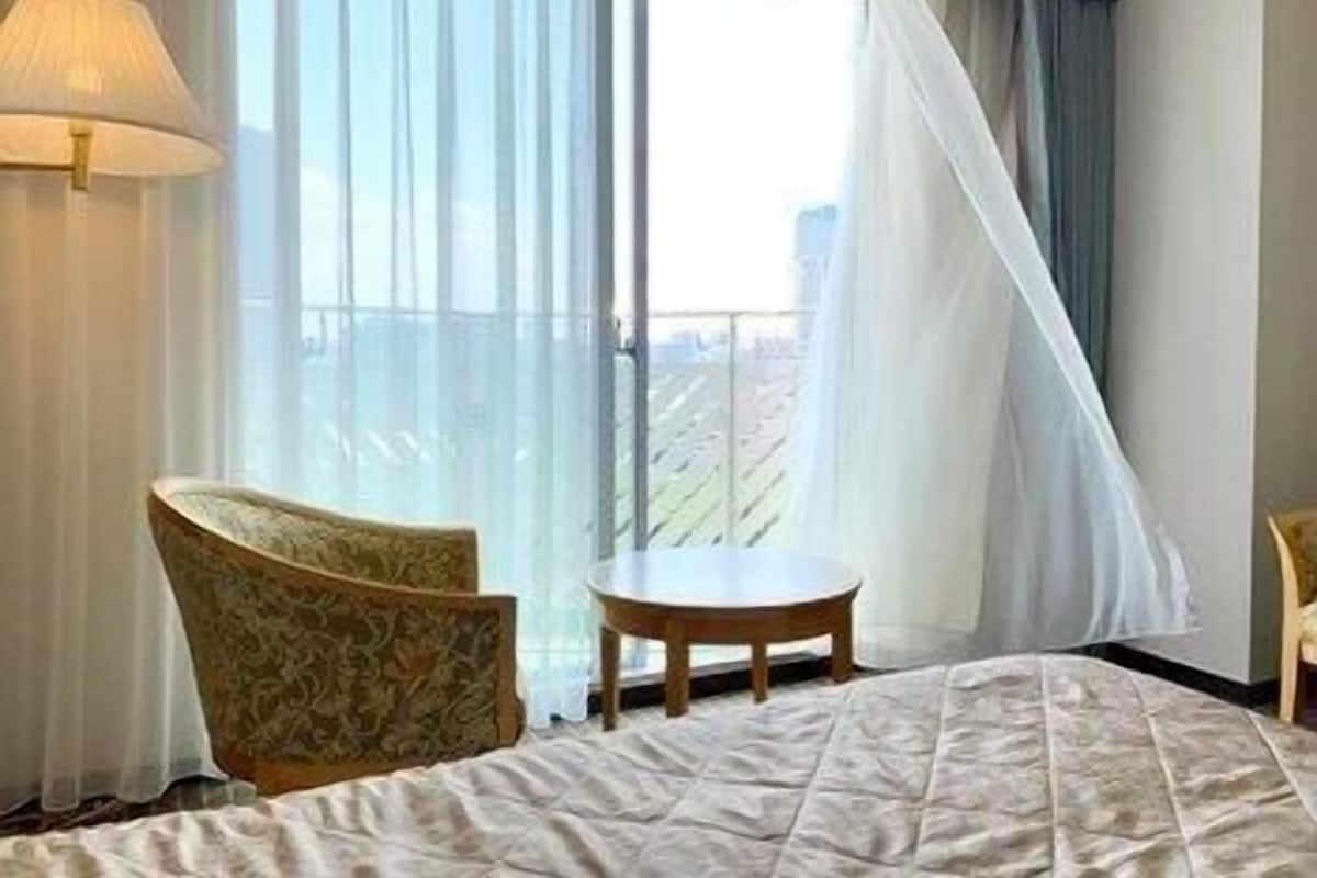 Premium bedding, in-room safe, desk, blackout curtains