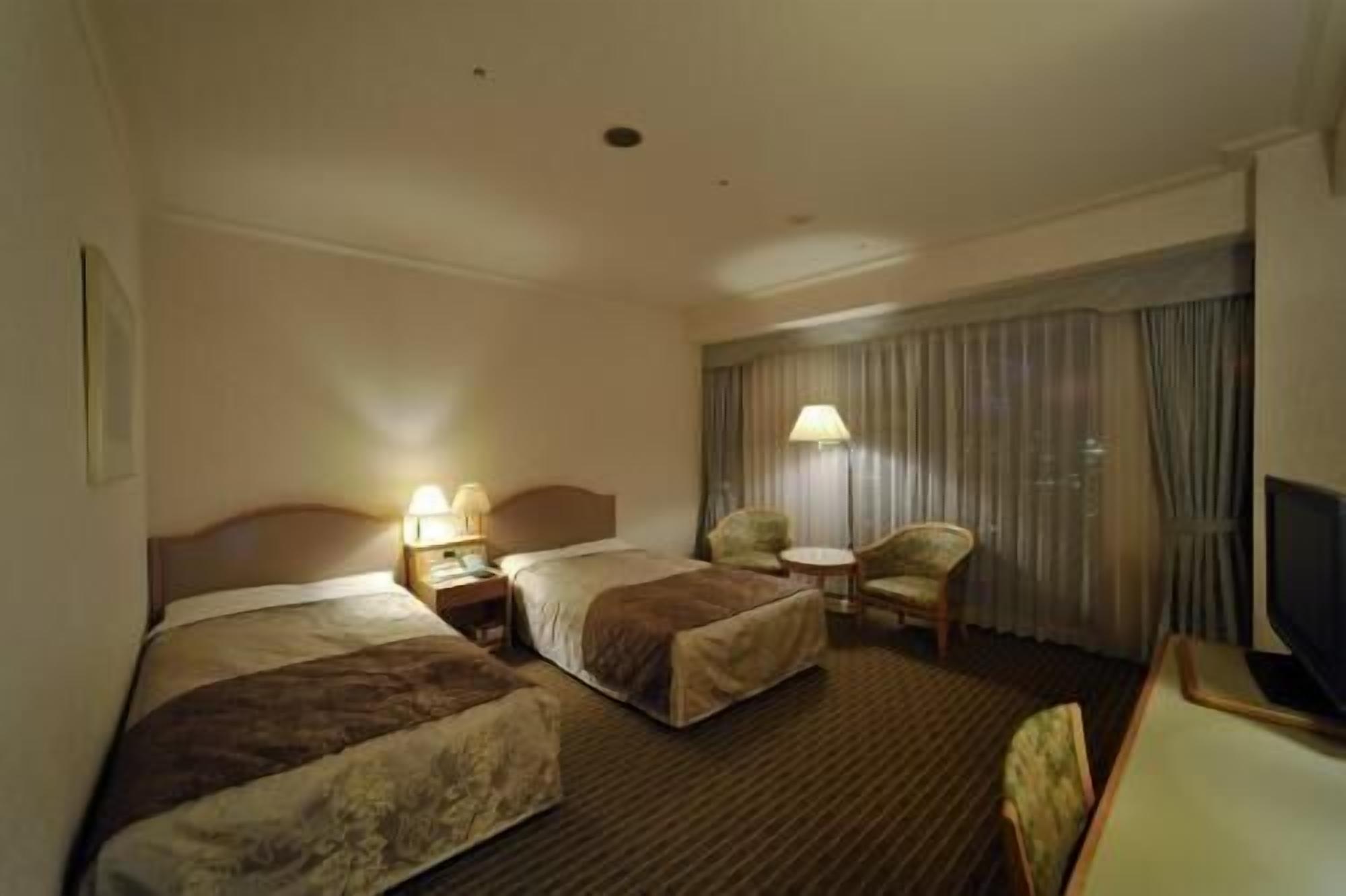 Premium bedding, in-room safe, desk, blackout curtains
