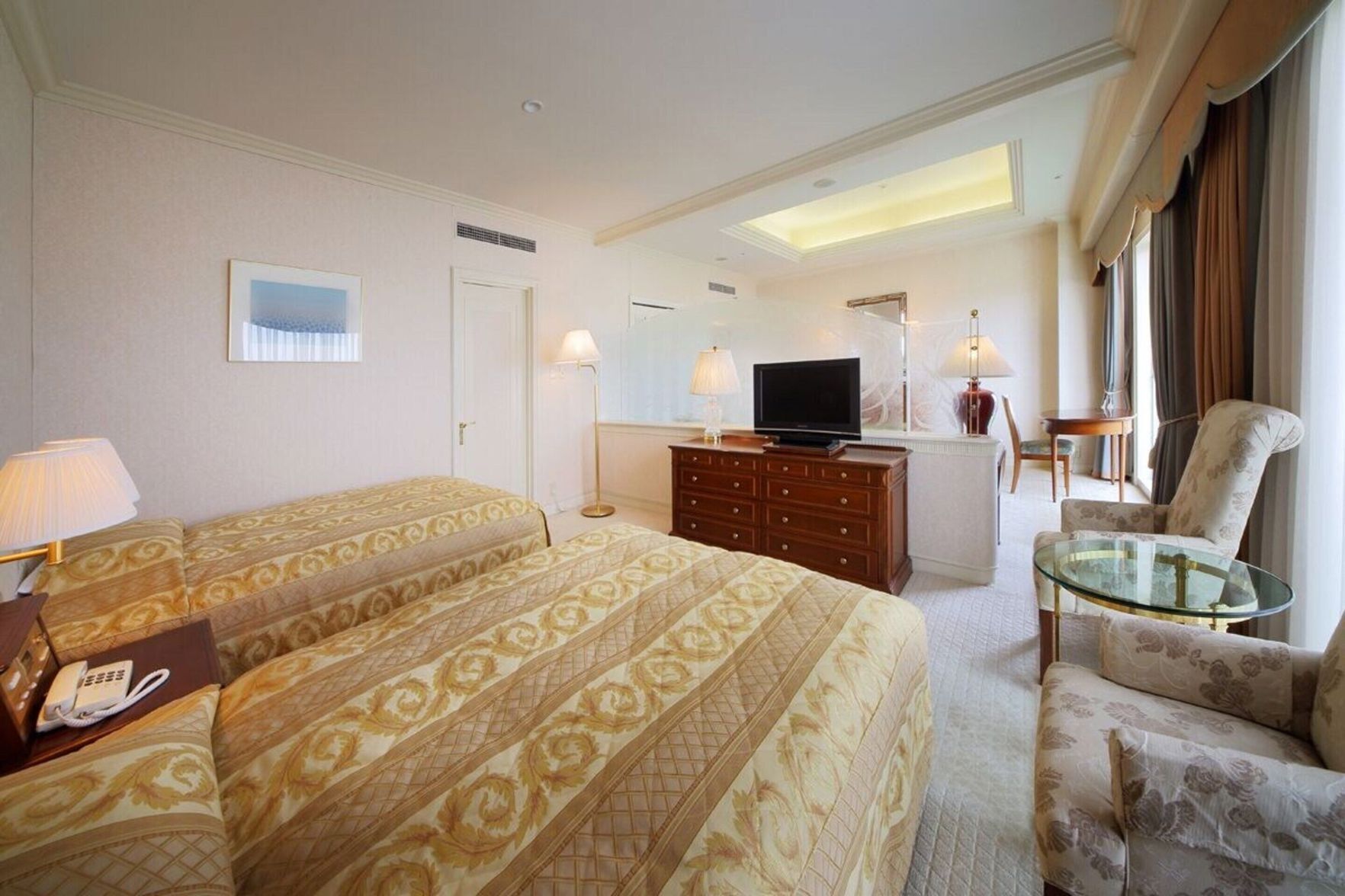 Premium bedding, in-room safe, desk, blackout curtains