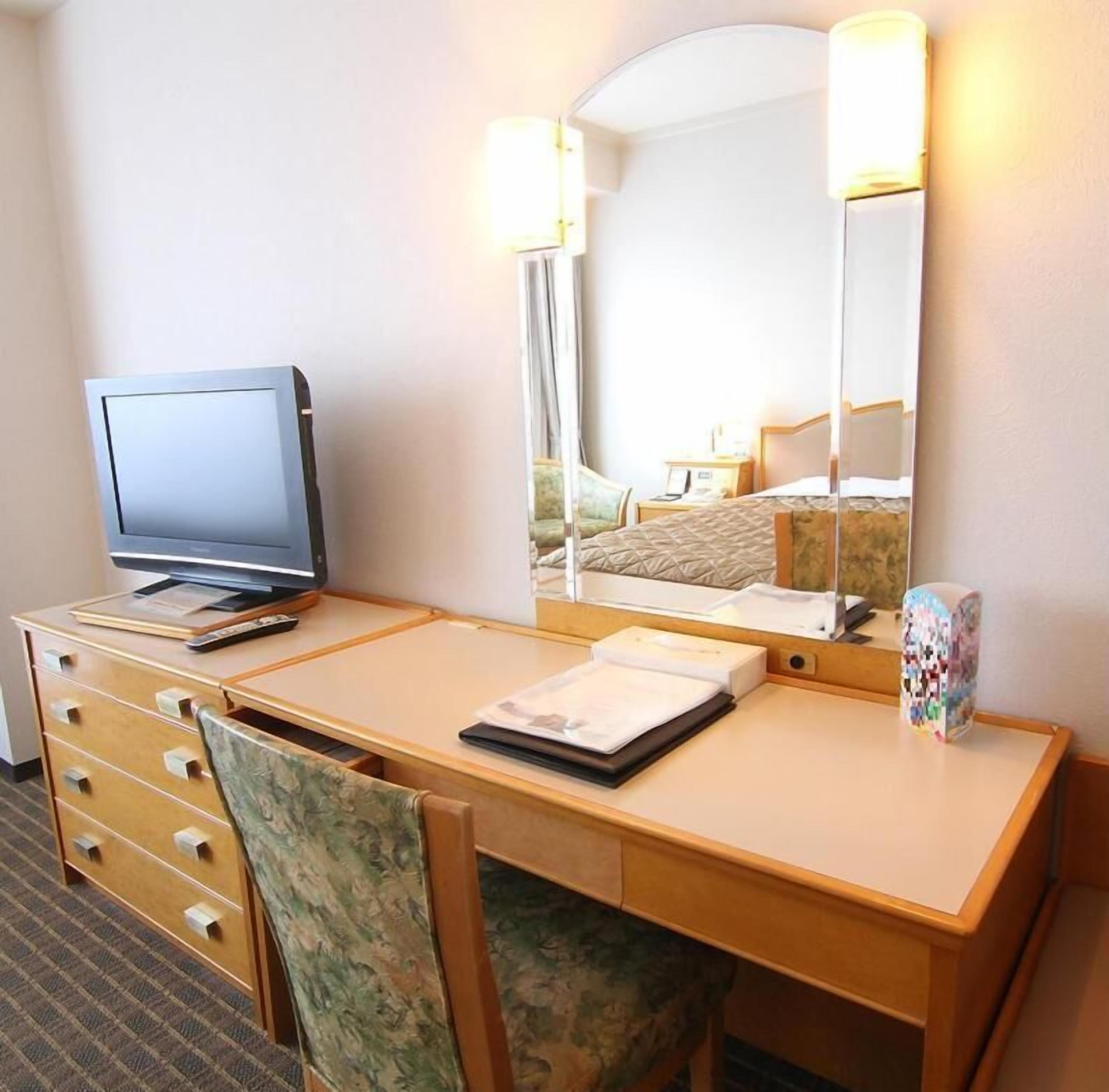 Premium bedding, in-room safe, desk, blackout curtains