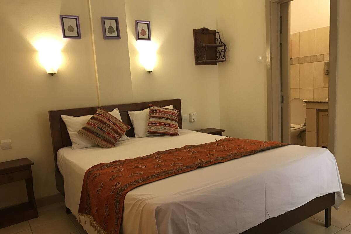 Apartamento | Cofres nos quartos, individualmente decorados, cortinas blackout
