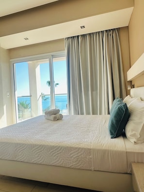 A bedroom with a bed, a view of the sea, and a balcony. - Saradari Beach Hotel - Adults Only (Hersonissos)