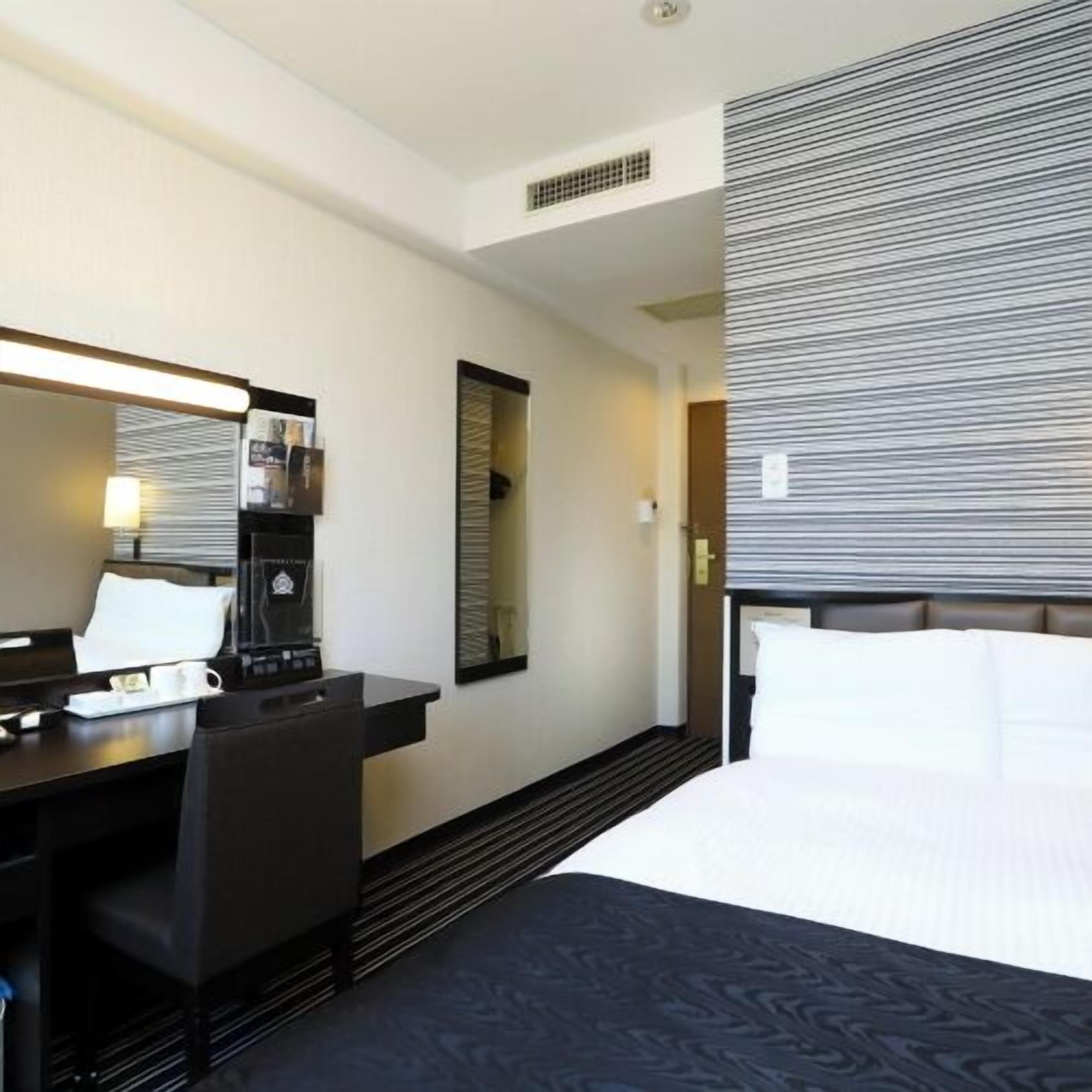Peralatan tempat tidur premium, meja, Wi-fi percuma, cadar katil 