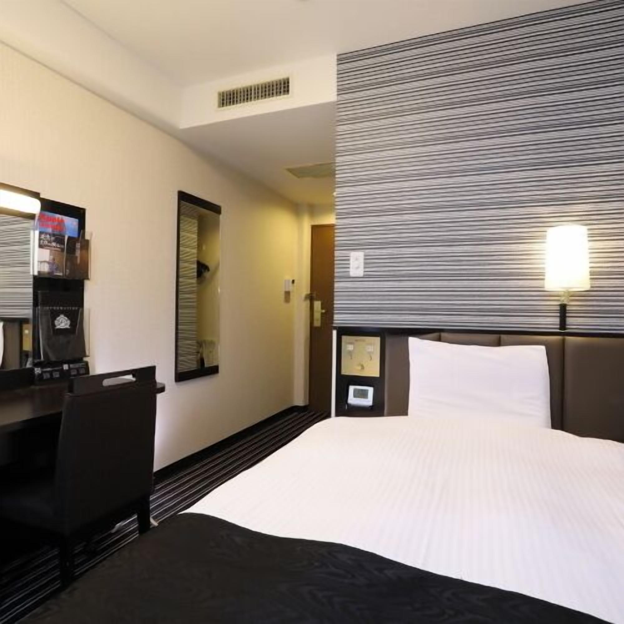 Peralatan tempat tidur premium, meja, Wi-fi percuma, cadar katil 