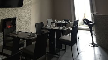 Petit déjeuner buffet (7 EUR par personne)