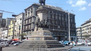 A statue on a pedestal in an urban setting with buildings around. - B&B Chez Moi (Naples)