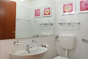 Free toiletries, hair dryer, towels - Houspitality Flowers B&B (Rome)