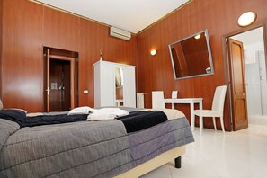 Zimmersafe, Verdunkelungsvorhänge, Bügeleisen/Bügelbrett