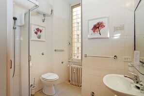 Kostenlose Toilettenartikel, Haartrockner, Handtücher