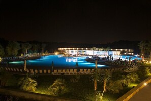 Una piscina al aire libre de temporada, sombrillas