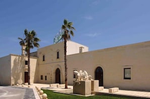 A building with a sign that reads "Hotel". - Fruit Village Torre dell'Orso La Brunese (Melendugno)