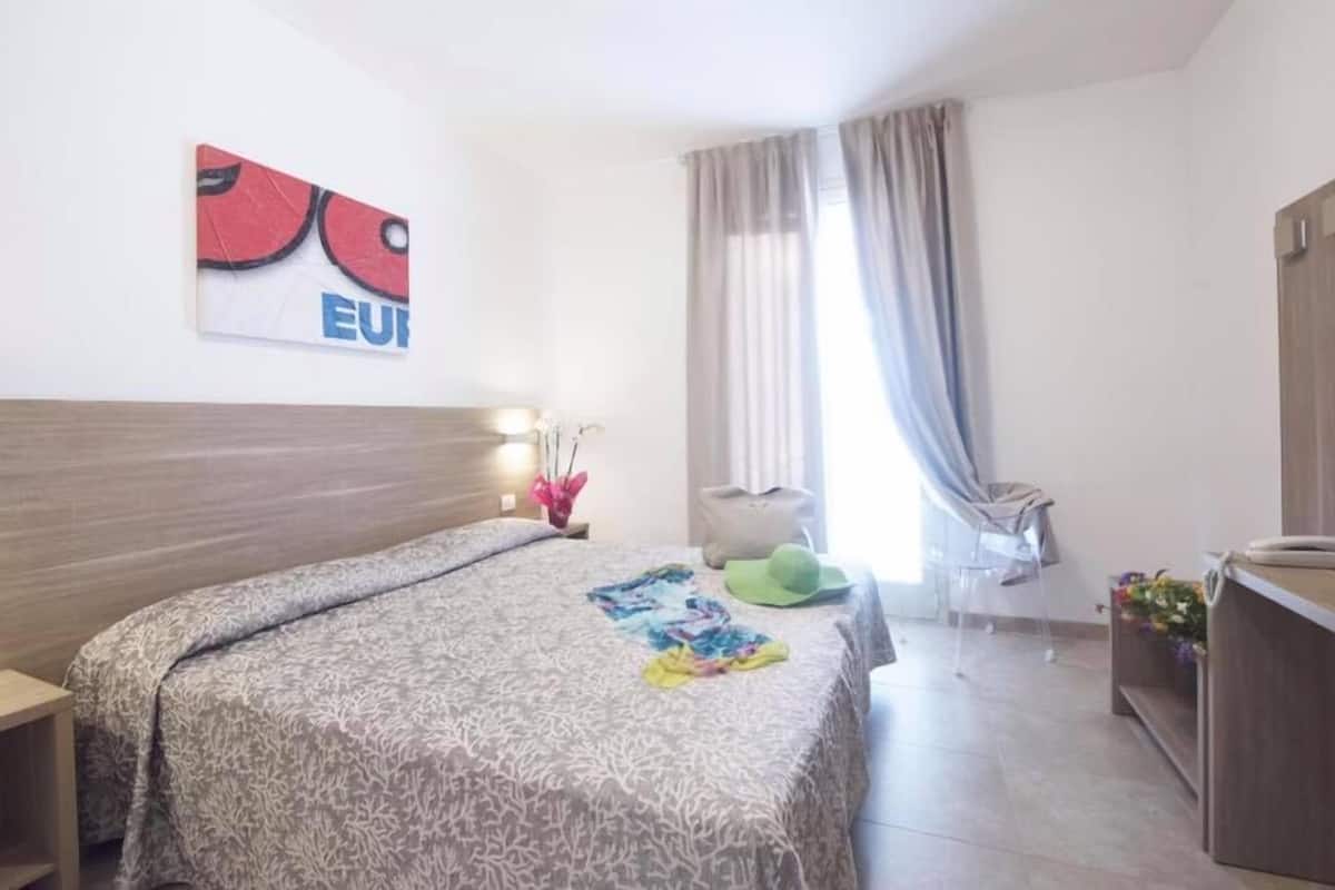 Seprai premium, brankas, dan tempat tidur bayi (biaya tambahan)