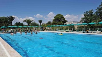 Piscina stagionale all'aperto, ombrelloni da piscina, lettini