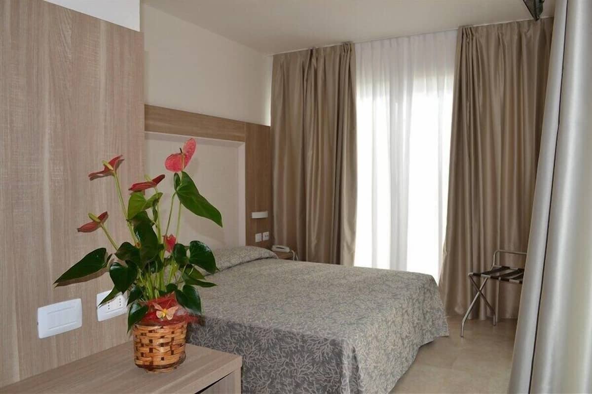 Seprai premium, brankas, dan tempat tidur bayi (biaya tambahan)