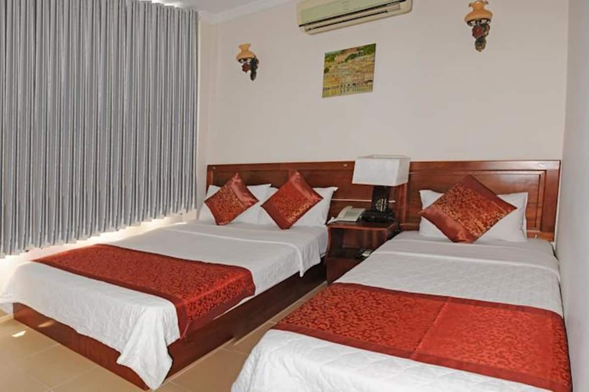Superior Triple Room | Desk, free WiFi