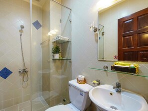 Ducha, artículos de tocador gratuitos, secador de pelo, pantuflas