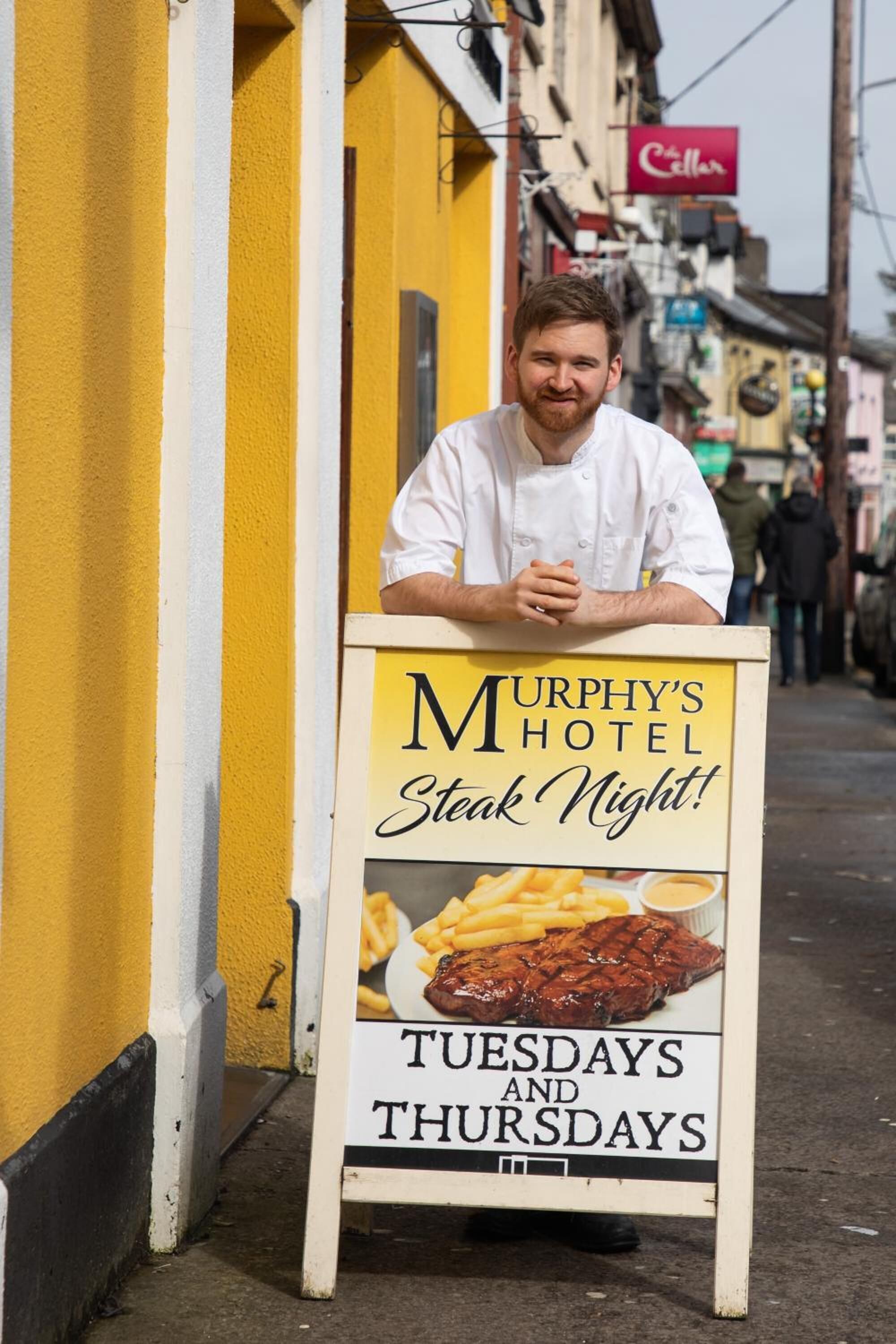 Een bordje voor Hotel Murphy dat steakavond aankondigt op dinsdag en donderdag.