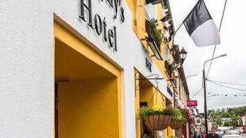 L’hôtel Murphy, avec sa façade jaune, son panneau noir et son tableau noir où est écrit un texte.