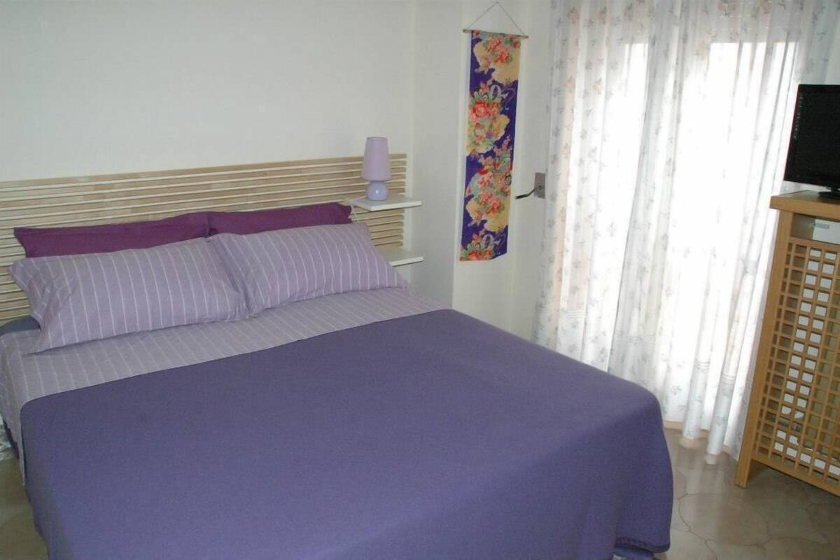 Premium bedding, minibar, free WiFi