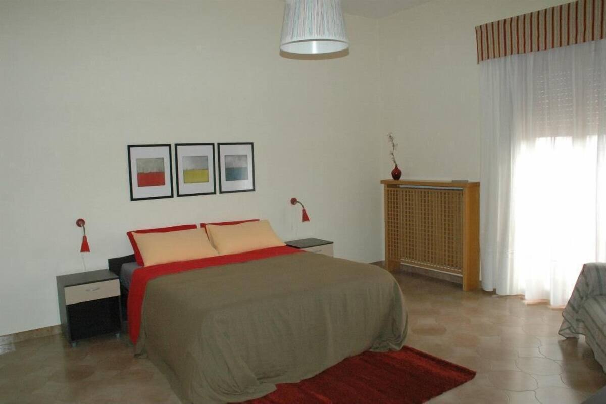 Premium bedding, minibar, free WiFi