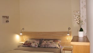 Premium bedding, minibar, free WiFi