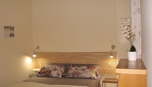 Premium bedding, minibar, free WiFi