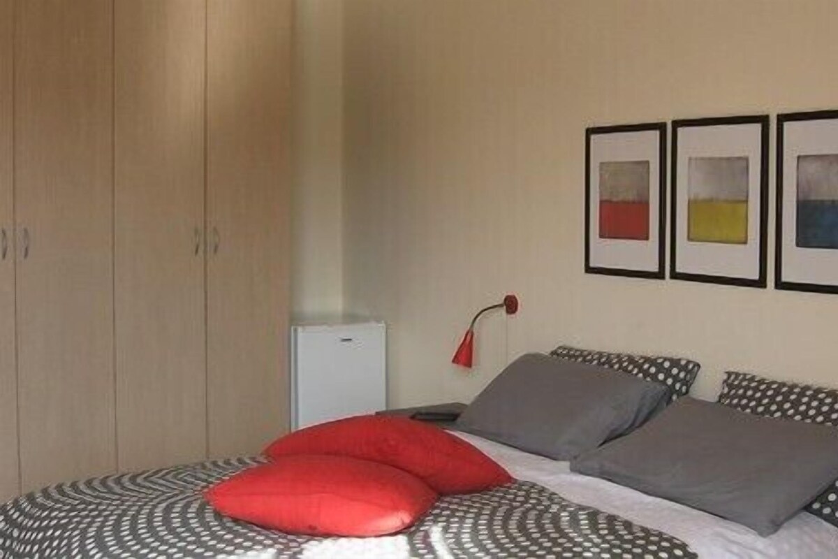 Premium bedding, minibar, free WiFi
