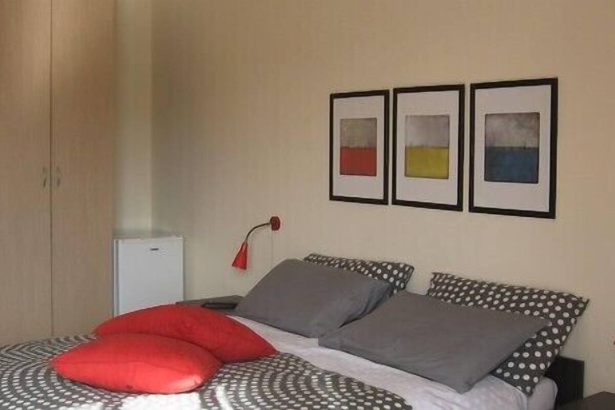 Premium bedding, minibar, free WiFi