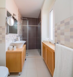 Departamento Confort, 1 habitación, Terraza | Baño | Regadera, regadera tipo lluvia, amenidades de baño gratuitas 
