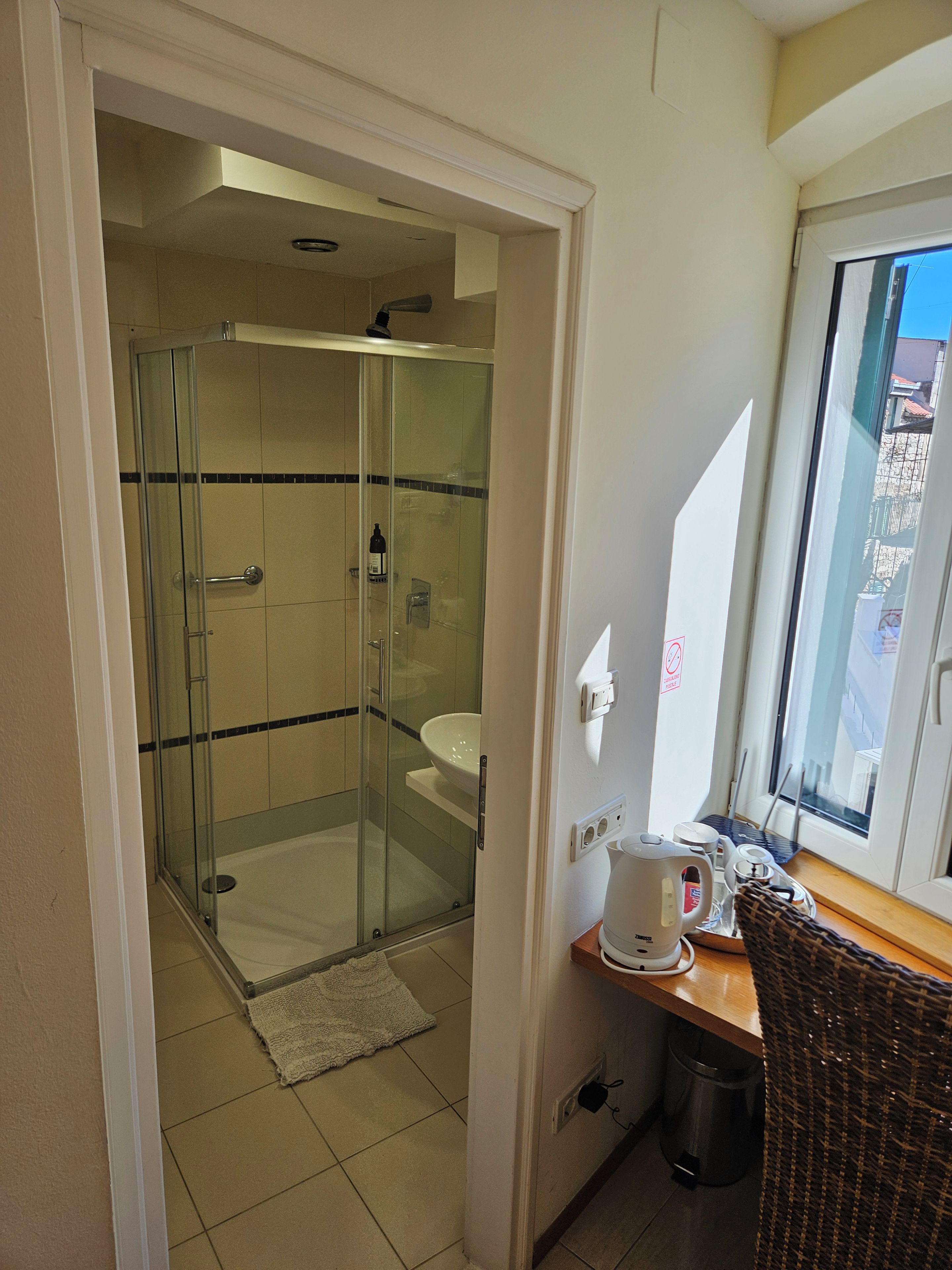 Ein Badezimmer mit einer Duschkabine, einer Toilette und einem Waschbecken.