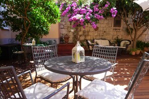 Classic Tek Büyük Yataklı Oda, 1 Büyük (Queen) Boy Yatak, Avlu Manzaralı, Avlu | Avlu