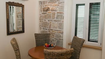 Apartamento Confort, 2 habitaciones, terraza | Servicio de comidas en la habitación