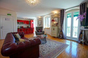 60-厘米纯平电视 （配备卫星频道）、电视