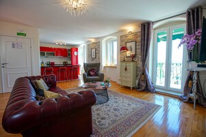 60-cm-Flachbildfernseher mit Satellitenempfang, Fernseher