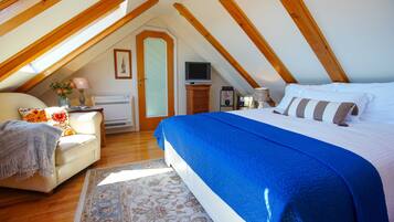 Comfort Studio, 1 Queen Bed, Kitchenette, Harbour View | Premium bedding, in-room safe, iron/ironing board, free cots/infant beds