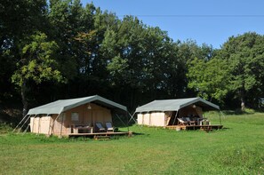 คอมฟอร์ทเต็นท์ (Tente Safari Lodge) | เครื่องนอนระดับพรีเมียม, โต๊ะทำงาน, ห้องเก็บเสียง, เตารีด/โต๊ะรีดผ้า
