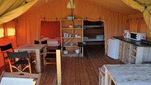 A compact tent with a dining area, a bunk bed, and a kitchenette. - Les Ânes de Forcalquier (Forcalquier)