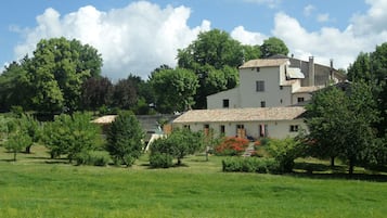 Vista frontal de la propiedad