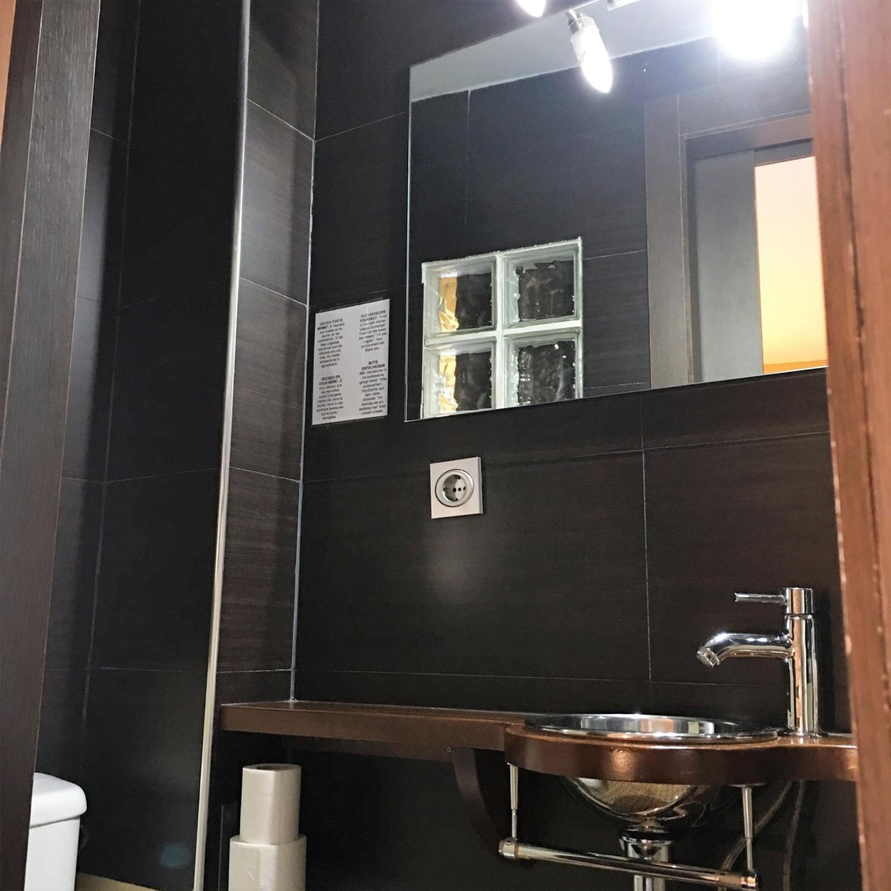 Ducha, artículos de tocador gratuitos, secador de pelo, toallas