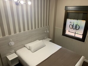 Habitación con 1 cama doble o 2 individuales | Escritorio, cortinas opacas, tabla de planchar con plancha y wifi gratis