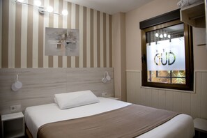 Habitación con 1 cama doble o 2 individuales | Escritorio, cortinas opacas, tabla de planchar con plancha y wifi gratis