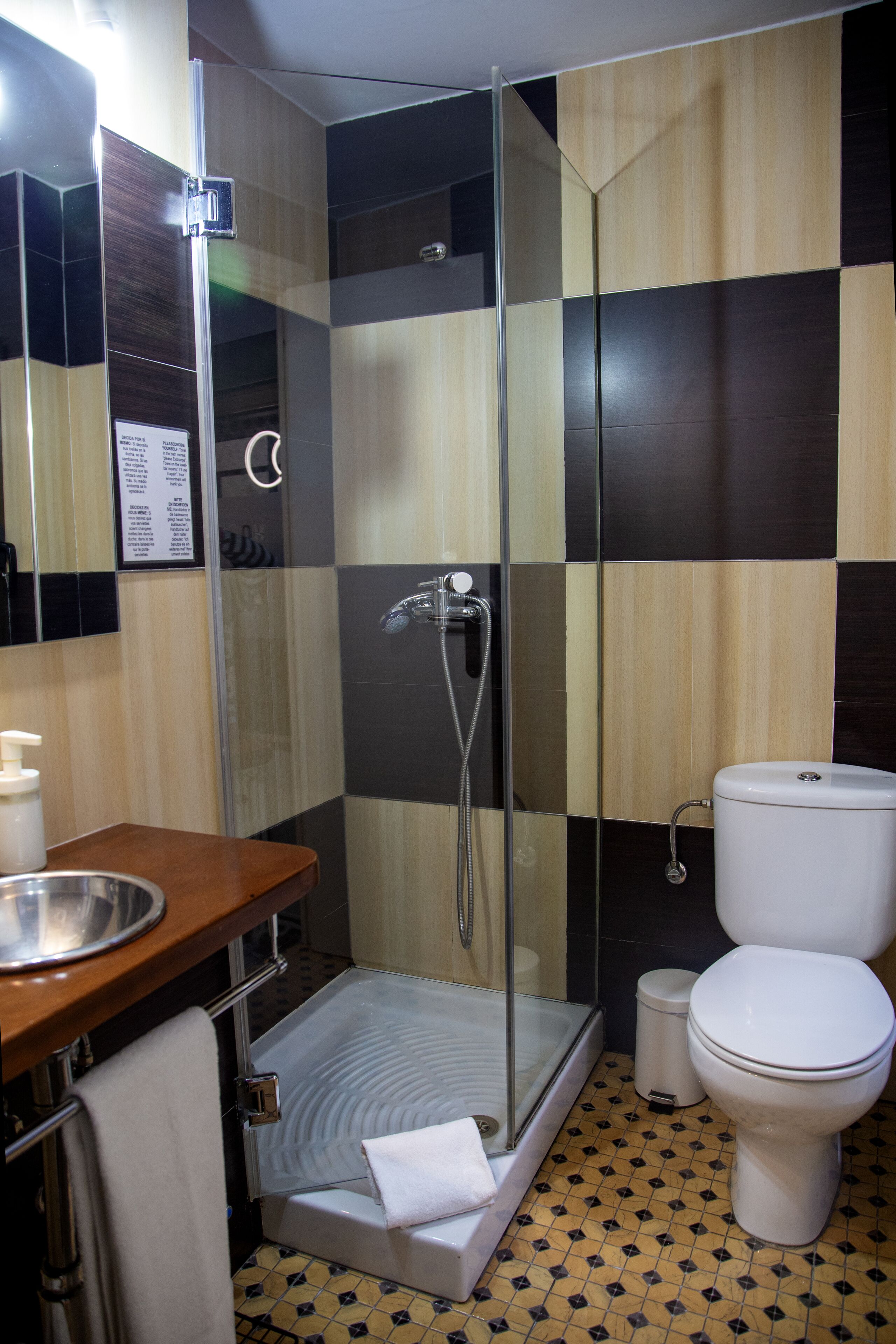 Kamer, 1 twee- of 2 eenpersoonsbedden | Badkamer | Een douche, gratis toiletartikelen, een haardroger, handdoeken