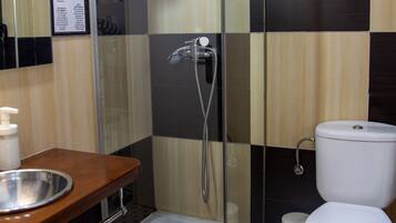 Kamer, 1 twee- of 2 eenpersoonsbedden | Badkamer | Een douche, gratis toiletartikelen, een haardroger, handdoeken