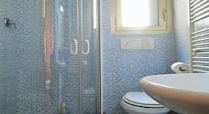 Shower, free toiletries, hair dryer - Cristina Rooms (Rome)