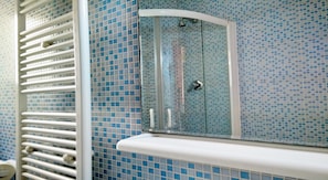 Regadera, amenidades de baño gratuitas, secadora de cabello